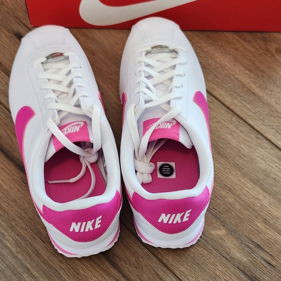 NEW Nike Cortez Leather Youth Size 7/Women's Size 8.5 Pink & White Sneakers - Picture 3 of 7